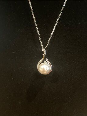 Silver Pearl Pendant Necklace - Elegant Women’s Jewelry B40